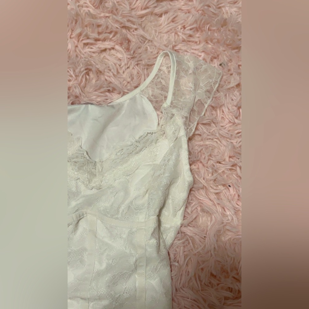 Super flattering, white laced cop top.